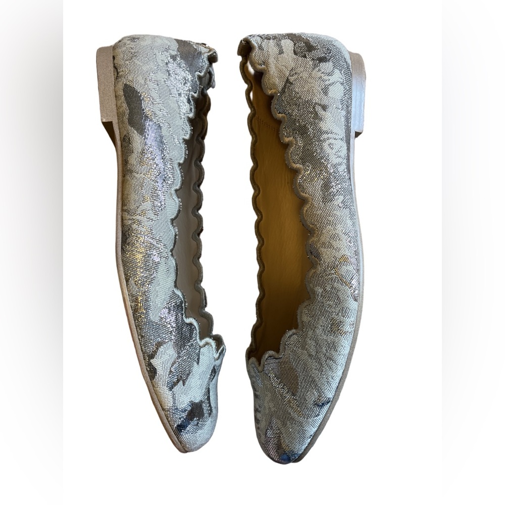 DKNY ooooo so shiny silver and white fabric flats with scalloped edges, tan heel